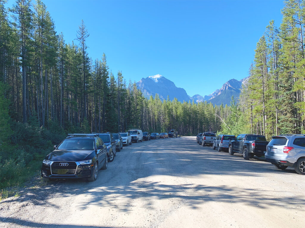 Parking at trailhead to Skoki Loop